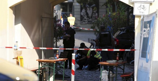 Policías revisan la escena tras la explosión registrada en Ansbach (Alemania) hoy, 25 de julio de 2016. EFE/Daniel Karmann