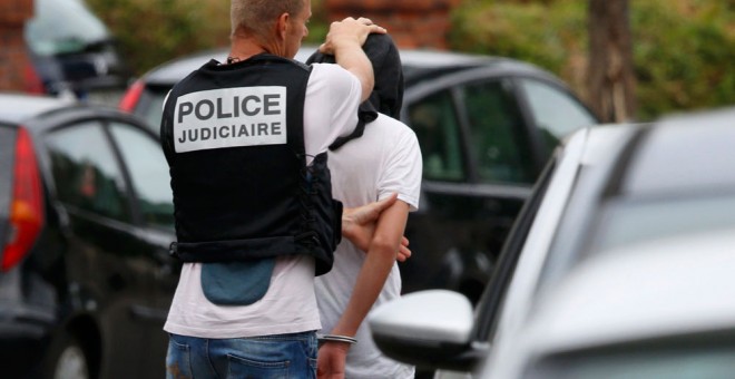 Las fuerzas de seguridad francesas detienen a un sospechoso durante las investigaciones por el ataque terrorista en una iglesia normanda.- PASCAL ROSSIGNOL (REUTERS)