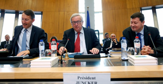 El presidente de la Comisión Europea, Jean Claude Juncker, durante la reunión en la que han decidido cancelar la multa a España por incumplir con el déficit. REUTERS/Francois Lenoir