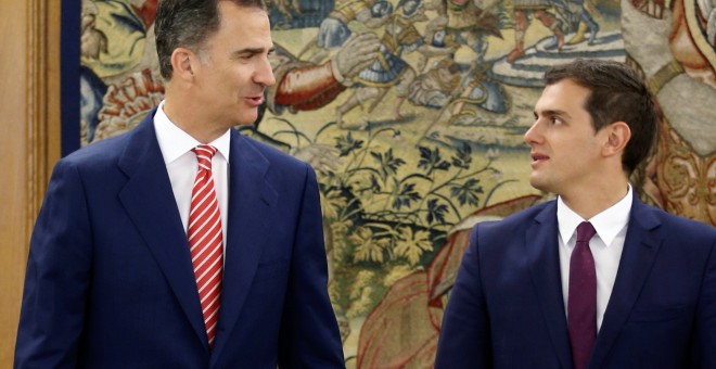 Albert Rivera, líder de Ciudadanos, junto a Felipe VI, poco antes de la reunión que ambos han mantenido este jueves en el contexto de ronda de consultas que el rey realiza con todas las formaciones políticas/REUTERS