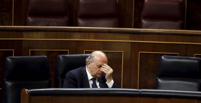 El Ministro de Interior, Jorge Fernandez Díaz, durante el debate y votación de la Ley de Seguridad Ciudadana el pasado julio, conocida como "Ley Mordaza". (Foto: Reuters)   Leer más:  Elecciones Generales 2016: Todos los partidos (salvo el PP) piden la di