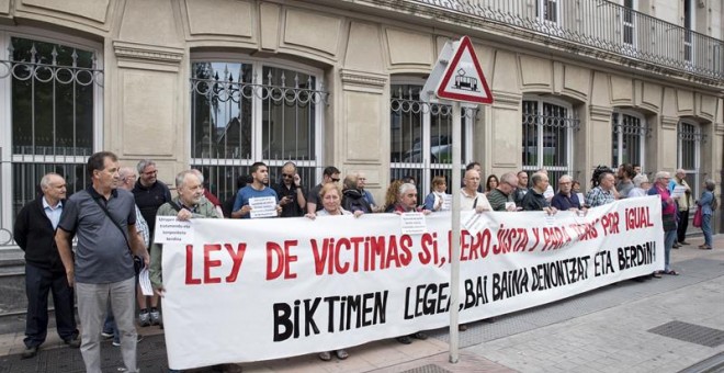 Una treintena de víctimas del Estado y de los sucesos del 3 de marzo de 1976 en Vitoria, cuando cinco trabajadores murieron por disparos de la Policía tras una asamblea, se han concentrado al inicio del pleno frente al Parlamento Vasco, que ha aprobado co