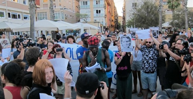 La protesta por los 'manteros' detenidos interrumpe el acto sobre refugiados./ EUROPA PRESS