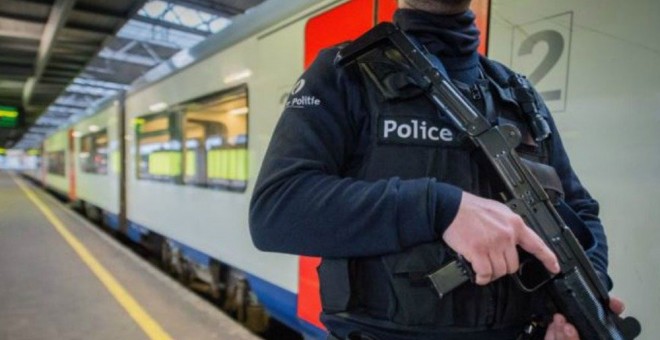 Un policía belga custodia una estación del metro en Bruselas. EFE