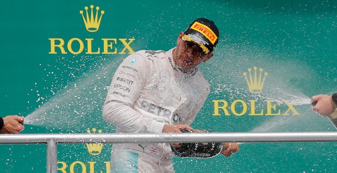 El piloto de Fórmula 1 Lewis Hamilton, de Mercedes AMG Petronas, celebra su victoria en el Gran Premio alemán del circuito de Hockenheim. EFE/EPA/RONALD WITTEK