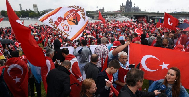 Manifestantes a favor del presidente turco Erdogan salen a la calle en Turquía para protestar contra el golpe de Estado que intentó derrocarlo. EFE/EPA/HENNING KAISER
