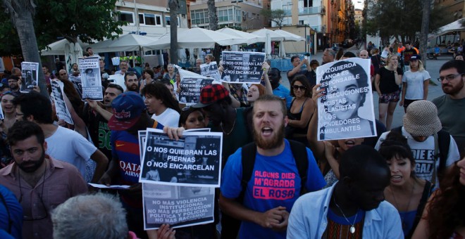 Un grupo de manifestantes en protesta por el trato a los manteros en Barcelona. EFE