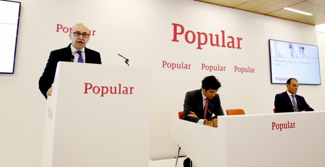 El director general financiero de Banco Popular, Francisco Sancha (i), acompañado del director de Comunicación, Marca y Relaciones Corporativas, Carlos Balado (d) y Diego Barrón, responsable de Relación con Inversores del banco, durante la rueda de prensa