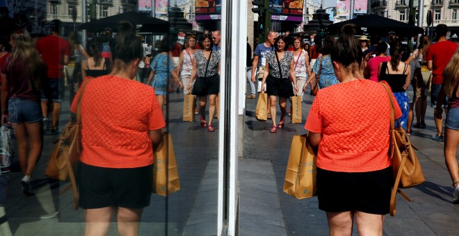 Personas realizan compras en la ciudad e Madrid.- REUTERS