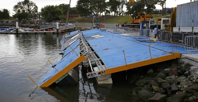 El estado de la rampa de acceso destrozada en la Marina da Gloria. /REUTERS