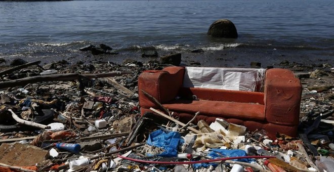 Vista de basura a las orillas de la bahía de Guanabara. /EFE