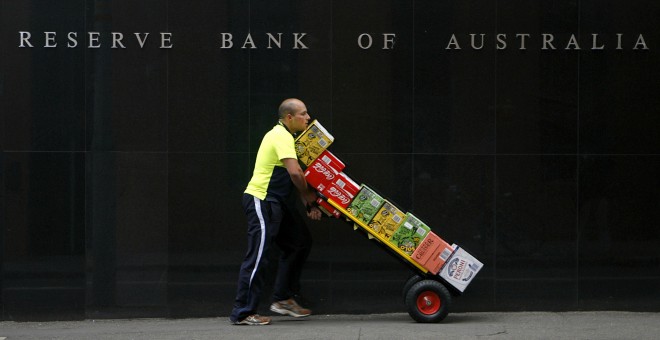 Un trabajador pasa delante del Banco de la Reserva de Australia, en Sydney. REUTERS/Daniel Munoz