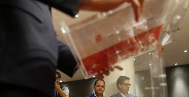 El secretario de Organización del PSOE, César Luena, durante la rueda de prensa que ha ofrecido el secretario general del PSOE, Pedro Sánchez, en el Congreso, tras la reunión con el presidente del Gobierno en funciones, Mariano Rajoy. EFE/Mariscal