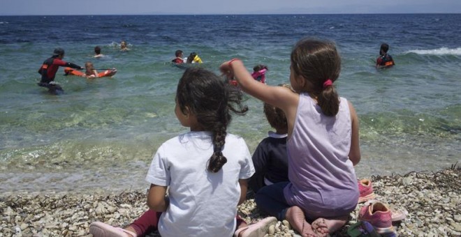 Los niños refugiados que viven en Lesbos se reconcilian con el mar gracias a las clases que organizan las ONG y así superar las experiencias traumáticas que vivieron durante la dura travesía hasta Europa. EFE/Elviro Vidal
