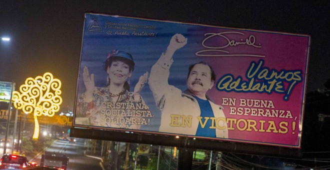 Un cartel electoral de la candidata a vicepresidenta de Nicaragua Rosario Murillo, junto al presidente Daniel Ortega. EFE