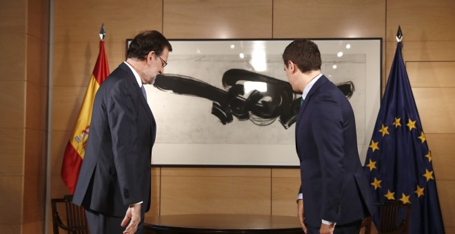 El presidente del Gobierno en funciones y líder del PP, Mariano Rajoy, y el presidente de Ciudadanos, Albert Rivera, al inicio de su encuentro en el Congreso de los Diputados. EFE/Chema Moya