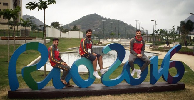 Ricky Rubio, Víctor Claver y Sergio Llull posan en la Villa Olímpica. /@Victor_Claver