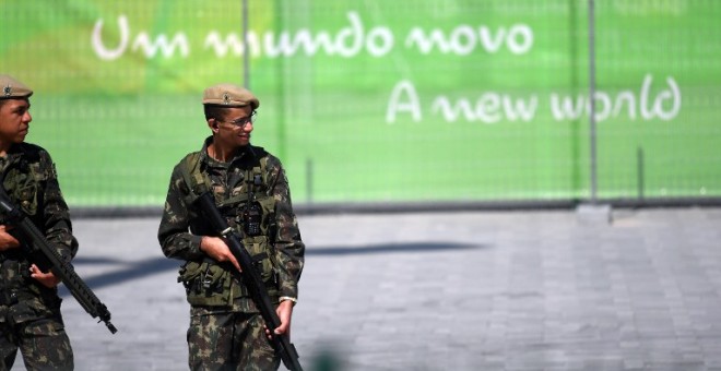 Soldados brasileños patrullan cerca del Parque Olímpico, - AFP