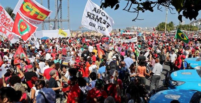 Cientos de personas protestan contra los Juegos Olímpicos Río 2016 y contra el Gobierno de Michel Temer durante el día de la inauguración del evento deportivo en Río de Janeiro, Brasil. EFE/LEONARDO MUÑOZ