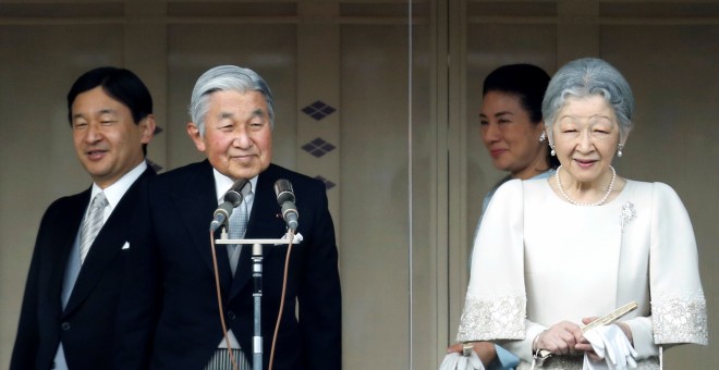 El emperador de Japón Akihito y la emperatriz Michico, con el príncipe heredero Naruhito y la princesa Masako, en una aparición pública en el Palacio Imperial de Tokio con la celebración del nuevo año. REUTERS/Yuya Shino