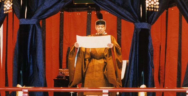 Imagen de archivo del emperador japonés Akihito, durante la ceremonia de ascenso al Trono del Crisantemo, el 12 de noviembre de 1990. REUTERS