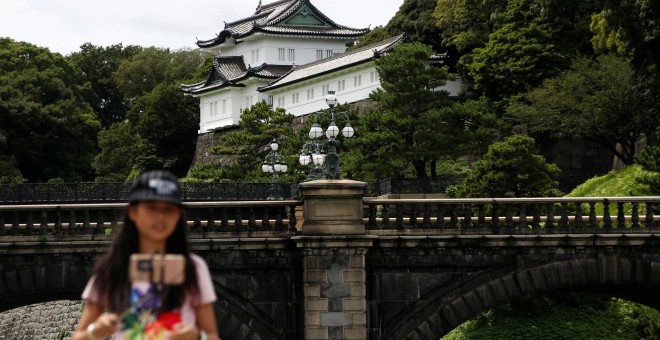 Una turista se hace un selfi junto al Palacio Imperial de Japón, en Tokio. REUTERS/Kim Kyung-Hoon