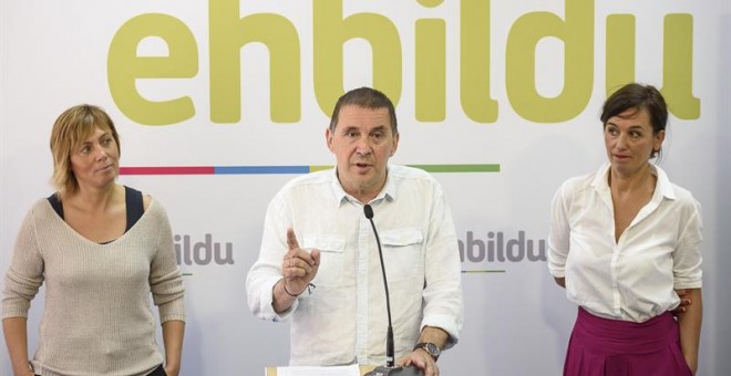 El candidato de EH Bildu a lehendakari, Arnaldo Otegi, presenta a los medios a la cabeza de lista por Bizkaia de la coalición soberanista a las elecciones vascas del 25-S, Jasone Agirre (d), hasta ahora periodista de la televisión pública vasca, ETB, junt