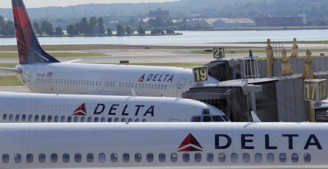 Varios aviones de la aerolínea estadounidense Delta en el aeropuerto Schiphol, en el Aeropuerto Nacional Ronald Reagan, de Washington. REUTERS/Joshua Roberts