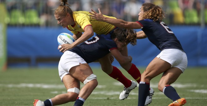 Vanesa Rial es blocada por dos jugadoras francesas en rugby a siete. /REUTERS