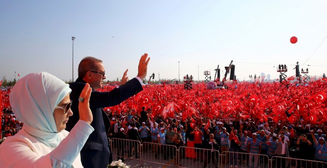 El presidente de Turquía, Erdogan, junto a su mujer durante la fiesta de la Democracia y Mártires de la reunión este domingo, para celebrar junto a los turcos el fallido golpe de estado del mes pasado/REUTERS