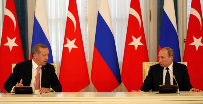 El presidente turco, Recep Tayyip Erdogan, y su homólogo ruso, Vladímir Putin, ofrecen una rueda de prensa conjunta durante su encuentro en el Palacio Konstantinovsky en Strelna a las afueras de San Petersburgo. EFE/Anatoly Maltsev