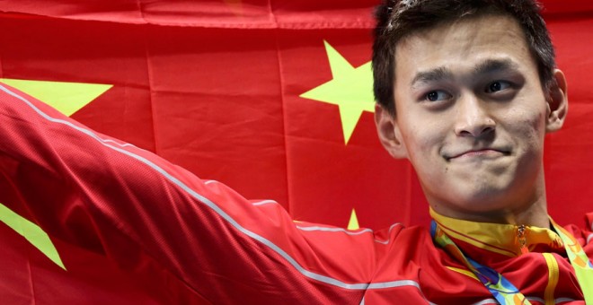 El nadador chino Sun Yang celebra su oro en los 200 metros libres. REUTERS/Stefan Wermuth