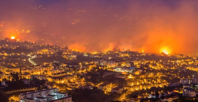 Vista general del incendio forestal en Funchal, Isla Madeira, Portugal. La conflagración ha obligado a la evacuación de 400 personas en la zona. EFE/GREGÓRIO CUNHA