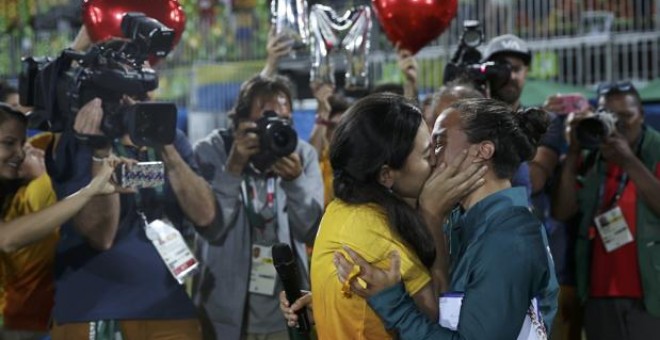 La jugadora de Rugby besa a su prometida tras aceptar la petición de matrimonio/REUTERS