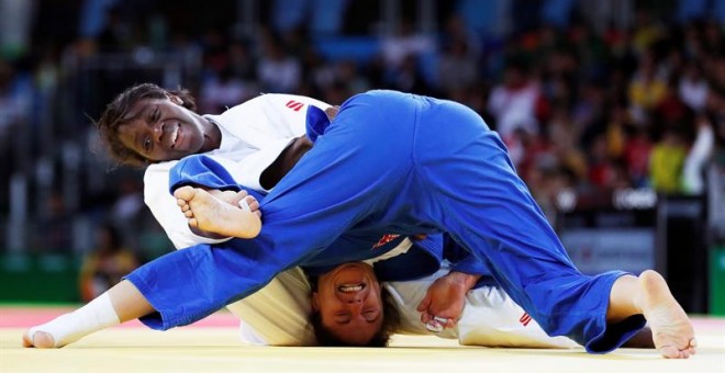 Maria Bernabeu (i), durante su pelea ante Katarzyna Klys (d). EFE/ORLANDO BARRIA