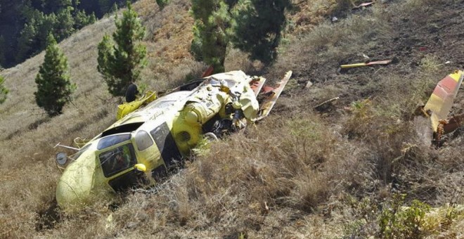 Fotografía facilitada por la Asociación de Trabajadores de las Brigadas de Refuerzo contra Incendios Forestales (BRIF) del helicóptero de esta unidad del Ministerio de Medio Ambiente que esta tarde se ha estrellado en los montes de Mazo mientras trabajaba