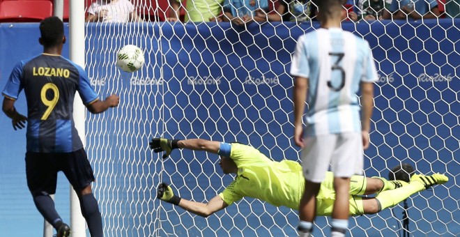 Momento en el que Honduras marca su gol contra Argentina. /REUTERS