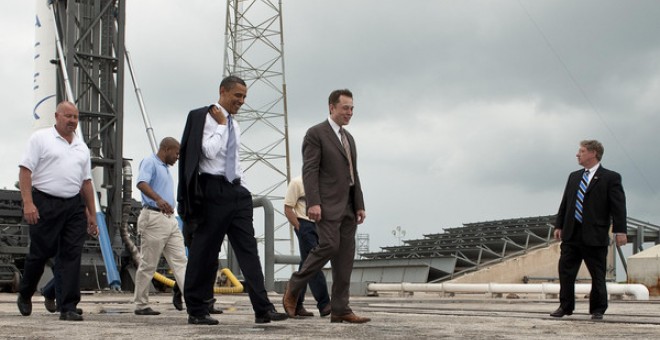 El presidente Barack Obama recorre las instalaciones de SpaceX en Cabo Cañaveral acompañado por Elon Musk en julio de 2010. / NASA/Bill Ingalls.