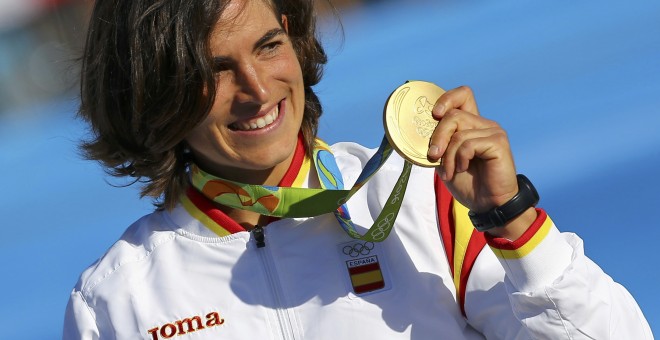 Maialen Chourraut sonríe con la medalla de oro al cuello en K1 slalom. /REUTERS