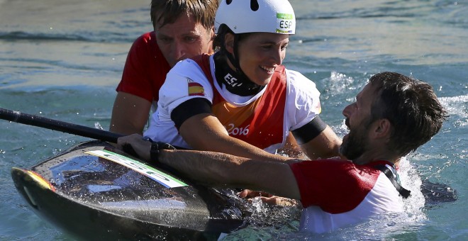Chourraut se abraza con su entrenador Xabi Etxaniz al conocer que era campeona olímpica. /REUTERS
