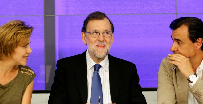 El presidente del PP, Mariano Rajoy, flaqueado por la secretaria general del partido, Maria Dolores de Cospedal, y el vicesecretario general de Organizació, Fermando Martínez Maillo. REUTERS