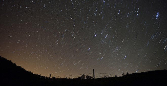 Las perseidas o lágrimas de San Lorenzo  en la localidad cántabra de San Miguel de Aguayo.EFE/ Pedro Puente Hoyos