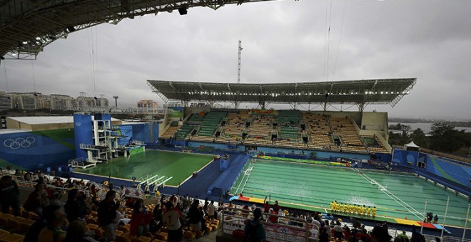 Las piscinas de saltos, de color verdoso y la de waterpolo, que está adquiriendo la misma tonalidad verdosa/REUTERS