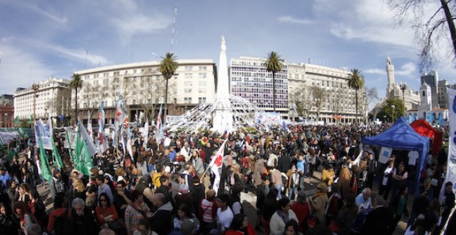 Una multitud acompaña a las Madres de Plaza de Mayo en su marcha número 2.000. NODAL