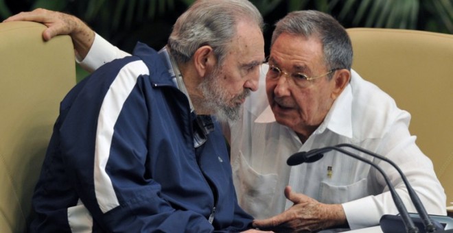 Foto de abril de 2011 de Fidel Castro con su hermano Raúl durante una sesión del VI Congreso del Partido Comunista cubano. AFP/ Adalberto Roque