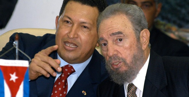 Foto de agosto de 2005 del líder de la revolución cubana Fidel Castro con el presidente de Venezuela, Hugo Chavez, en la Escuela Latinoamericana de Medicina, en La Habana. AFP/ Enrique de la Osa
