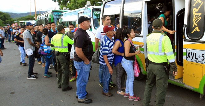 Ciudadanos procedentes de Venezuela utilizan el transporte para llegar a la ciudad colombiana de Cúcuta, tras cruzar la frontera por  el puente Simón Bolívar. EFE/Mauricio Dueñas Castañeda