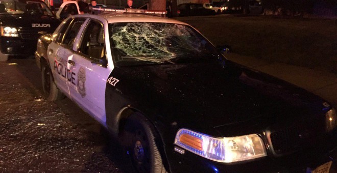 Un coche de la Policía de Milwaukee con las lunas rotas, tras las violentas protestas después de que un agente disparara y matara a un hombre armado durante una persecución. REUTERS