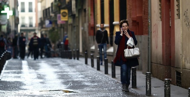 Una mujer pasea con un cigarrillo en la mano. El tabaco es una de las principales causas de la aparición del cáncer/EUROPA PRESS