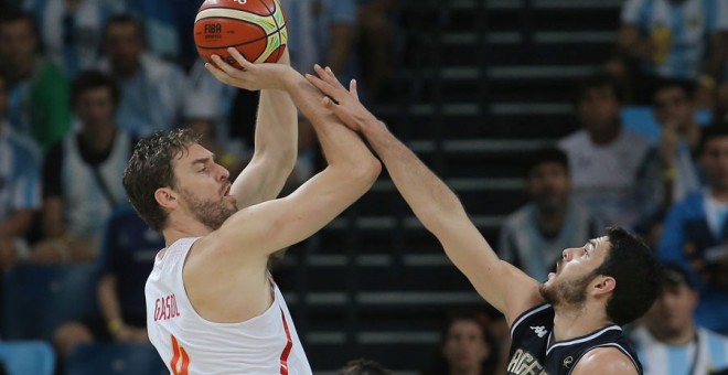 Gasol tira a canasta durante el partido contra Argentina. REUTERS/Jim Young